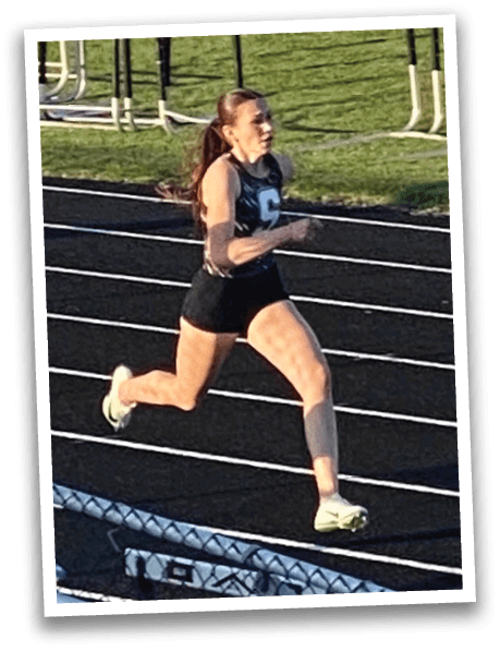 A woman is running on a track, wearing a black outfit. Contenido generado con IA