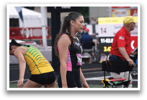 A woman wearing a black and white shirt is running on a track. Contenido generado con IA
