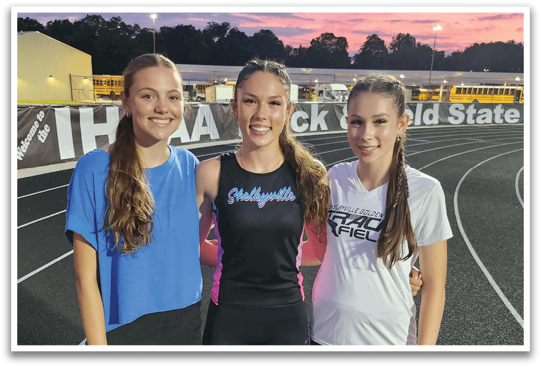 A group of young men are running on a track, with one of them wearing a red shirt. Contenido generado con IA