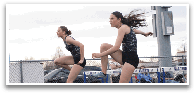 Two girls are running on a track, one is ahead of the other. Contenido generado con IA