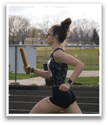 A woman is running on a track while holding a baton. Contenido generado con IA