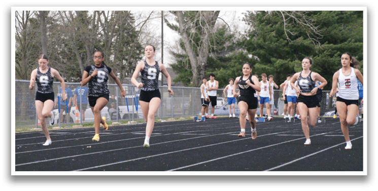 A group of people are running on a track, with some of them wearing uniforms. Contenido generado con IA