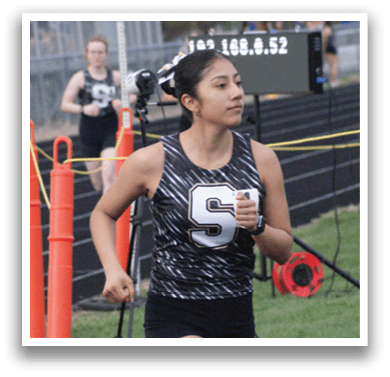 A woman wearing a number 5 shirt is running on a track. Contenido generado con IA