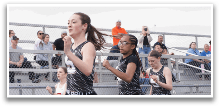 Three female runners are participating in a race. Contenido generado con IA