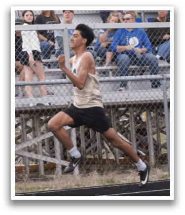 A man is running on a track in front of a crowd of people. Contenido generado con IA