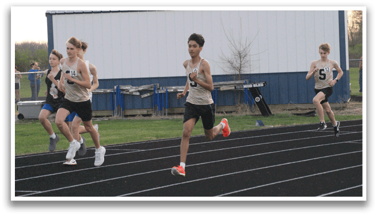 Three boys running on a track, one in the lead, the other two behind. Contenido generado con IA
