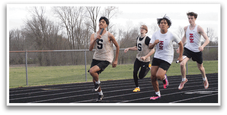 Three runners are running on a track, with one of them wearing a white shirt. Contenido generado con IA