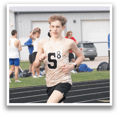 A man wearing a gold shirt is running on a track. Contenido generado con IA