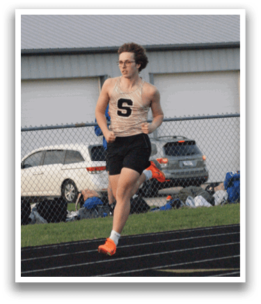 A man is running on a track, wearing a number 5 shirt. Contenido generado con IA