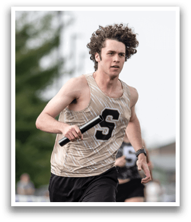 A man wearing a number 7 shirt is running on a track. Contenido generado con IA