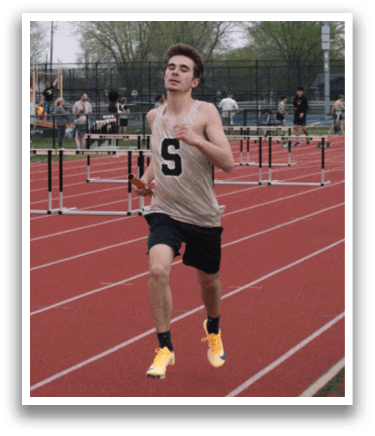 A man wearing a gold shirt is running on a track. Contenido generado con IA