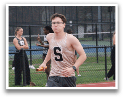 A man wearing a number 5 jersey is running on a track. Contenido generado con IA