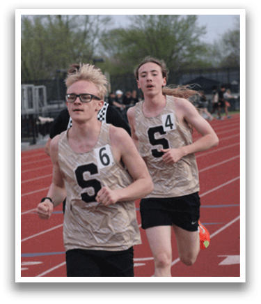 Two runners are on a track, one wearing a number 6 shirt and the other wearing a number 5 shirt. Contenido generado con IA