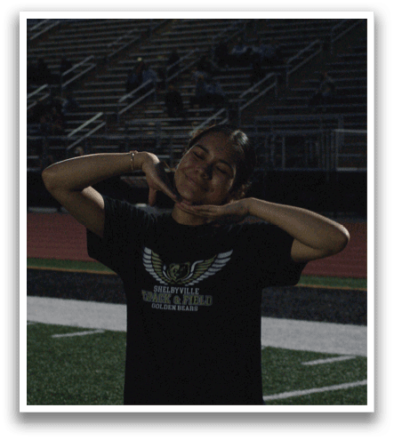 A woman wearing a black shirt is posing on a field. Contenido generado con IA