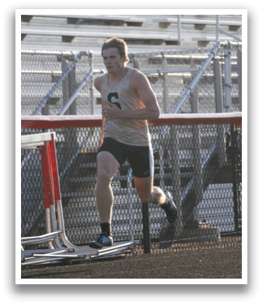 A man is running on a track, wearing a number 5 shirt. Contenido generado con IA