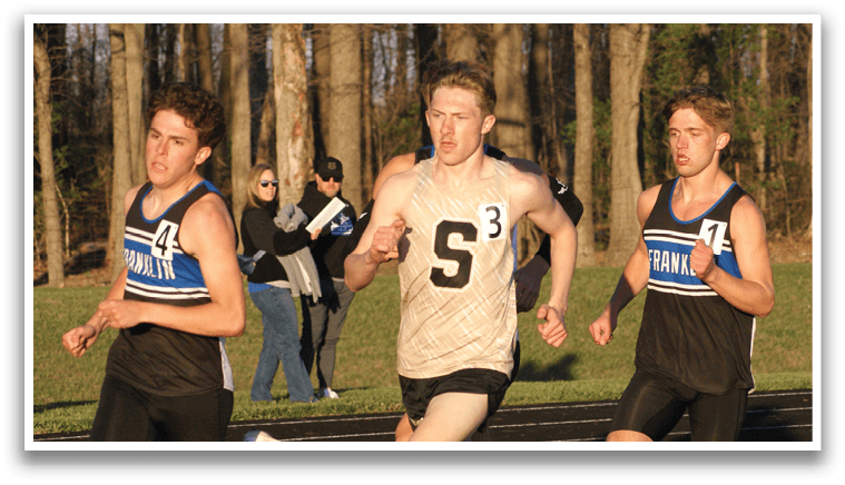 Three men running on a track, one wearing a number 5 shirt. Contenido generado con IA