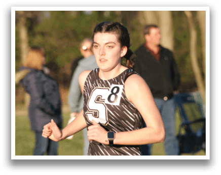 A woman wearing a number 8 jersey is running on a track. Contenido generado con IA