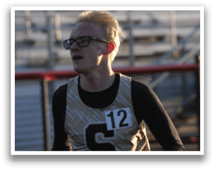 A man wearing glasses and a number 12 on his shirt is running. Contenido generado con IA