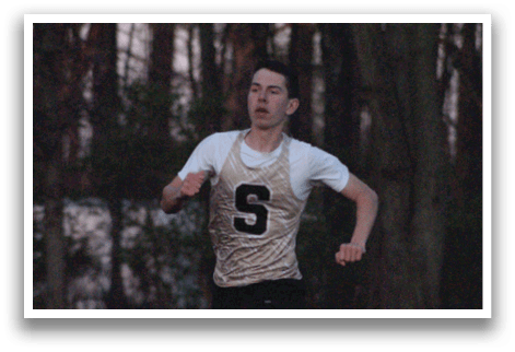 A man wearing a number 5 jersey is running on a grassy field. Contenido generado con IA