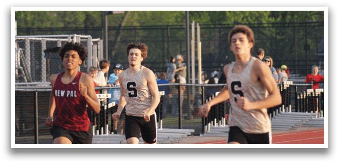 Three young men are running on a track, with one leading the others. Contenido generado con IA