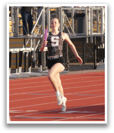 A girl is running on a track with a pink tennis racket. Contenido generado con IA