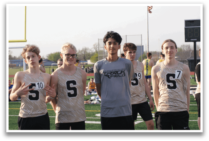 A group of people wearing numbers on their shirts are standing on a field. Contenido generado con IA