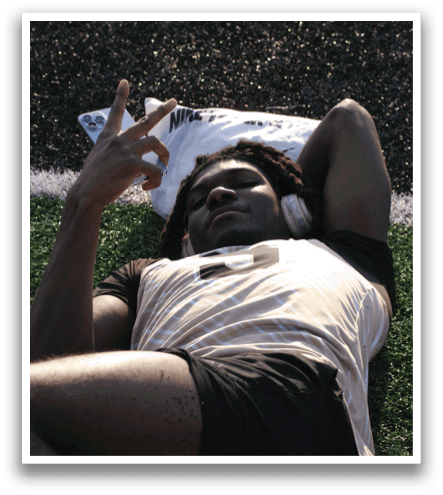 A man is laying on the grass with his hands up. Contenido generado con IA