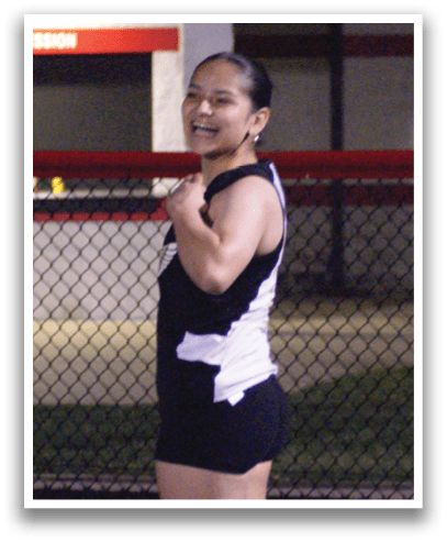 A woman wearing a black and white outfit stands on a field. Contenido generado con IA