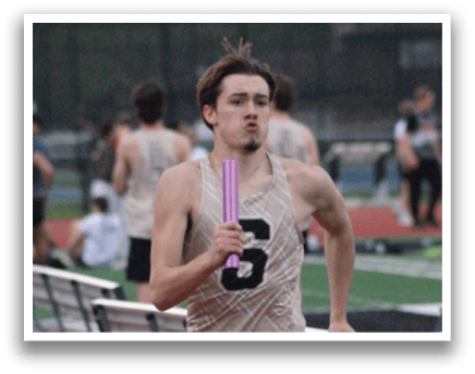 A man wearing a number 3 jersey is running on a track, holding a pink toothbrush. Contenido generado con IA