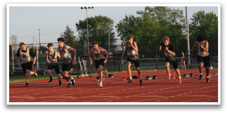 A group of young men are running on a track, with one of them wearing a black shirt. Contenido generado con IA