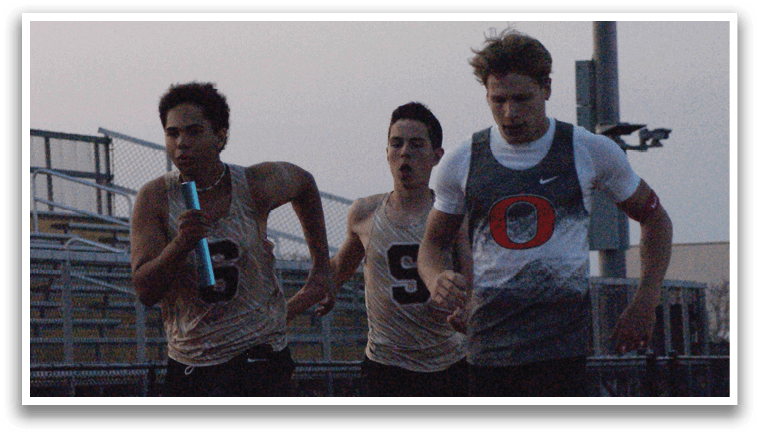 Three men running on a track, one of them wearing a grey tank top. Contenido generado con IA