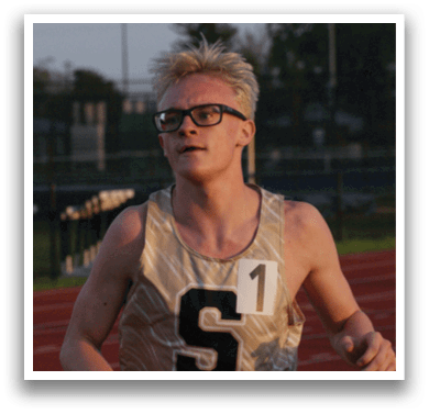 A man wearing a gold and black shirt is running on a track. Contenido generado con IA