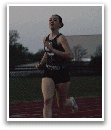 A woman running on a track with her hands on her hips. Contenido generado con IA