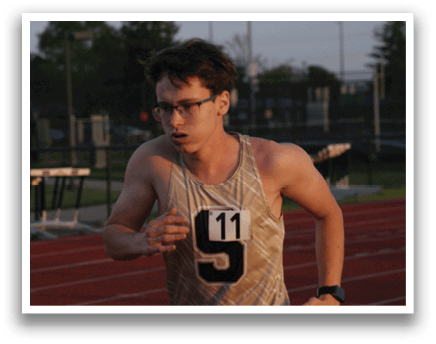 A man wearing a number 5 shirt is running on a track. Contenido generado con IA