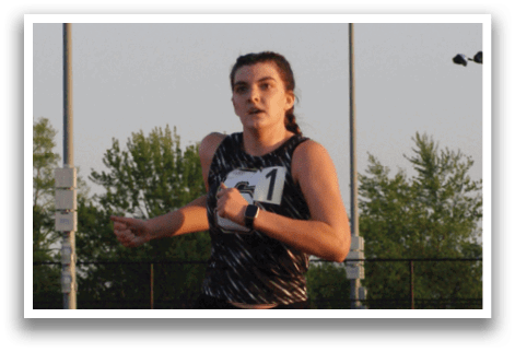A man is running on a track, wearing a black and white shirt. Contenido generado con IA