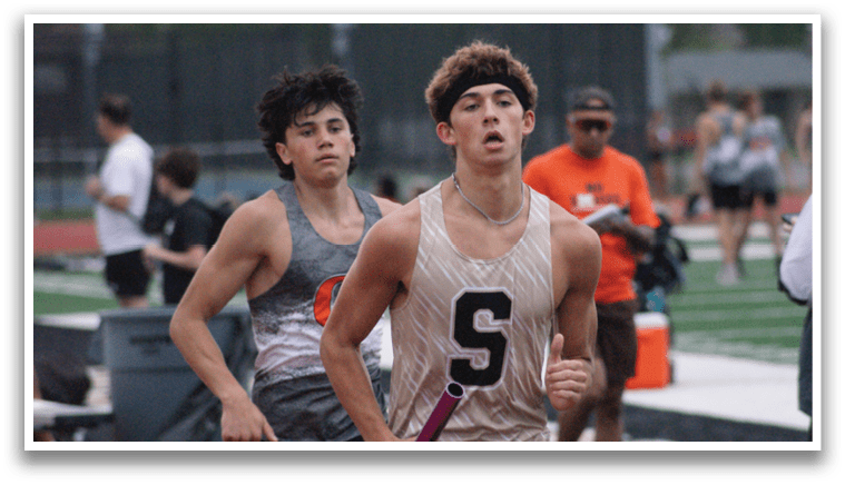 Two men running on a track, one wearing a number 6 jersey. Contenido generado con IA