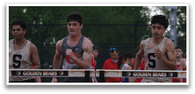 Three men are running on a track, wearing shorts and sneakers. They are in the middle of a race, with one man leading the pack. Contenido generado con IA