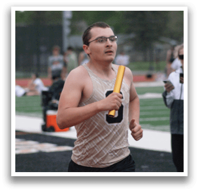 A man wearing a number 3 shirt is running on a track. Contenido generado con IA