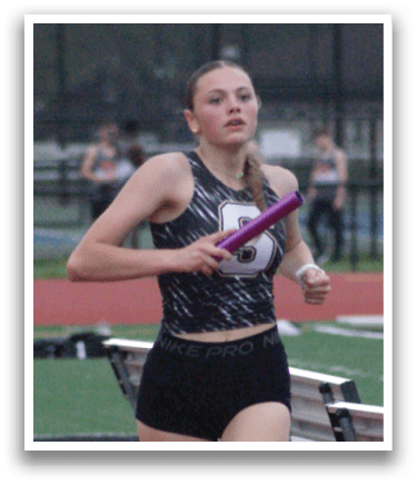 A woman is running on a track while holding a pink object. Contenido generado con IA
