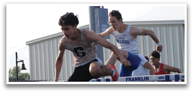 Two men are running on a track, one of them is wearing a Franklin shirt. Contenido generado con IA