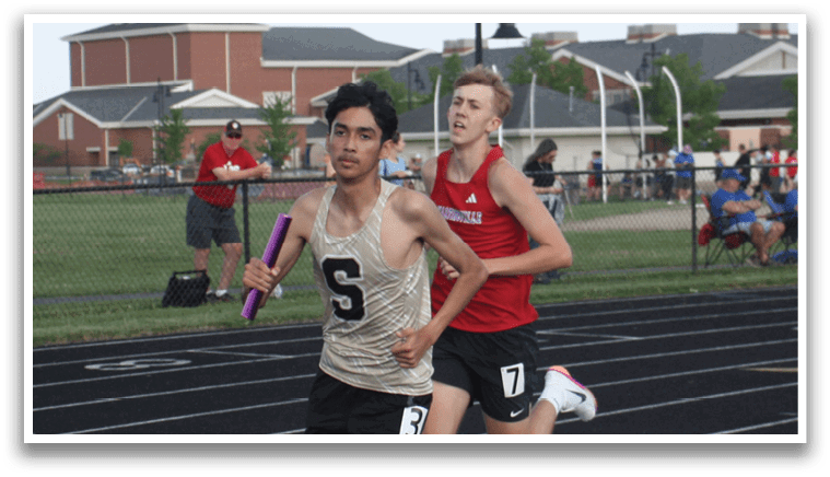 Two men are running on a track, one of them wearing a red shirt. Contenido generado con IA