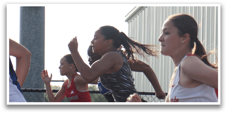 A group of female runners are running on a track. Contenido generado con IA