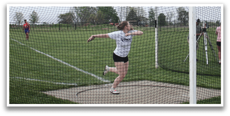 A woman is throwing a disc in a field. Contenido generado con IA