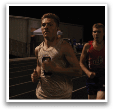A group of men are running on a track, with one man leading the pack. Contenido generado con IA