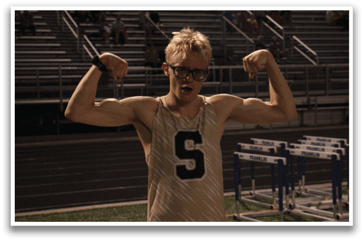 A man wearing a jersey with the number 6 on it is flexing his muscles. Contenido generado con IA