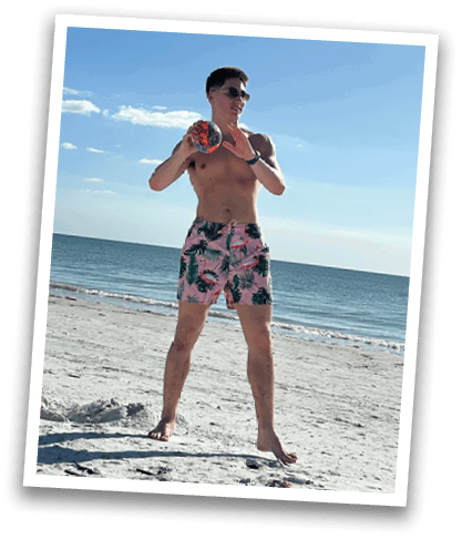 A man is standing on a beach, holding a frisbee. Contenido generado con IA