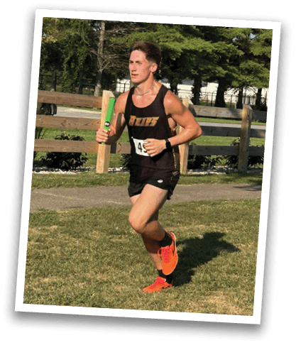 A man is running on a grassy field, wearing a black and white shirt. Contenido generado con IA