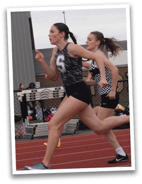 Two female runners are competing in a race. Contenido generado con IA