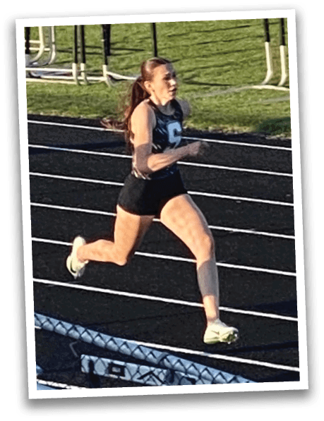 A woman is running on a track, wearing a black outfit. Contenido generado con IA