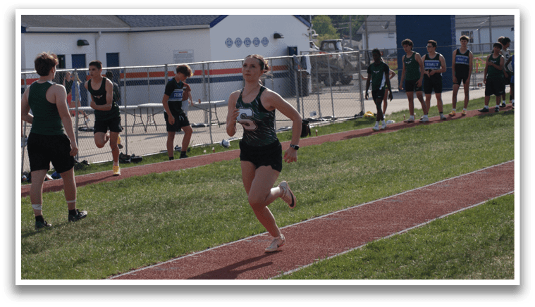 A woman is running on a track, with several people watching her. Contenido generado con IA